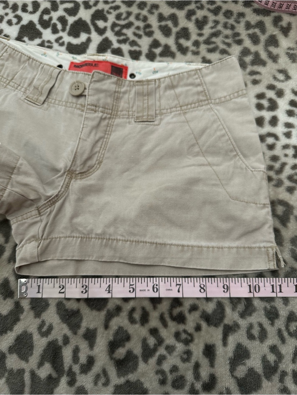 Y2K Mossimo Low Rise Flap Pocket Khaki Shorts in Light Tan Size 5 Juniors - Picture 15 of 16